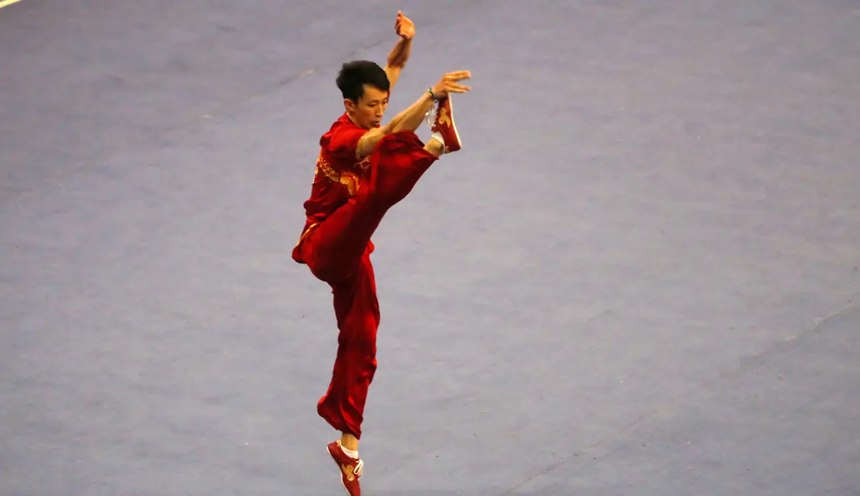 Atlet Wushu Indonesia, Charles Sutanto saat beraksi, pada Kejuaraan Dunia Wushu 2015 di Istora Senayan, Jakarta, Minggu(15/11/2015). (Bola.com/Nicklas Hanoatubun)