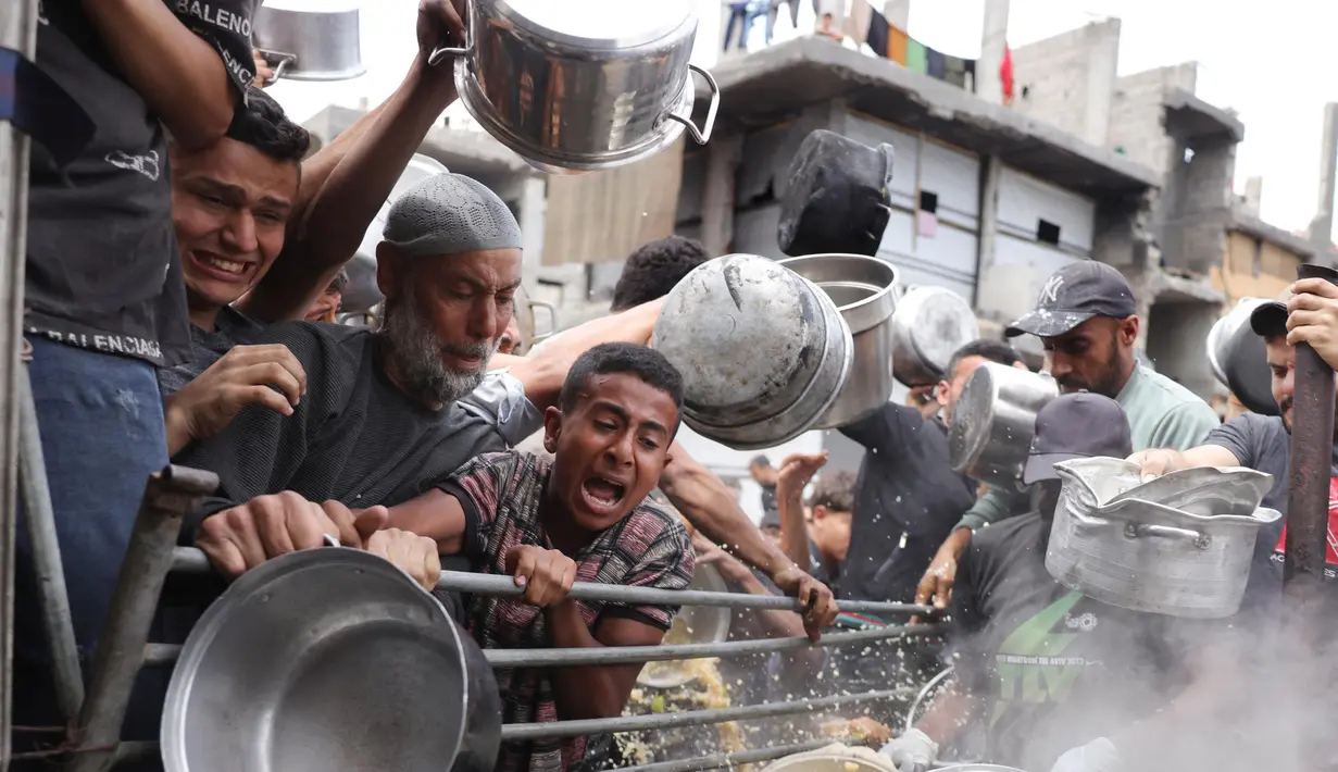 Bahkan, jumlah makanan harian yang disalurkan kepada warga sipil di Jalur Gaza menurun drastis dalam sepekan terakhir. (BASHAR TALEB/AFP)