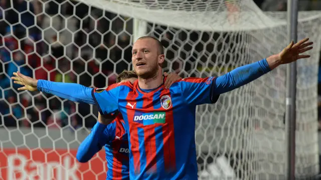 Foto: Aksi Penyerang Anyar Persija Jakarta Michael Krmencik Saat Membela Viktoria Plazen di Liga Champions, Sempat Gocek Sergio Ramos