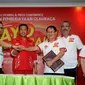 Menpora Imam Nahrawi (ketiga kiri) bersalaman dengan Consumer Health Division Director PT Kalbe Farma Tbk, Yusuf Hady (keempat kiri) usai menyaksikan penandatanganan MoU program Ayo Bergerak!, Jakarta, Jumat (27/11/2015). (Liputan6.com/Helmi Fithriansyah)