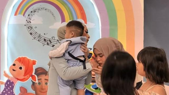 6 Potret Akur Putri Delina dan Nathalie Holscher di Ulang Tahun Baby Adzam