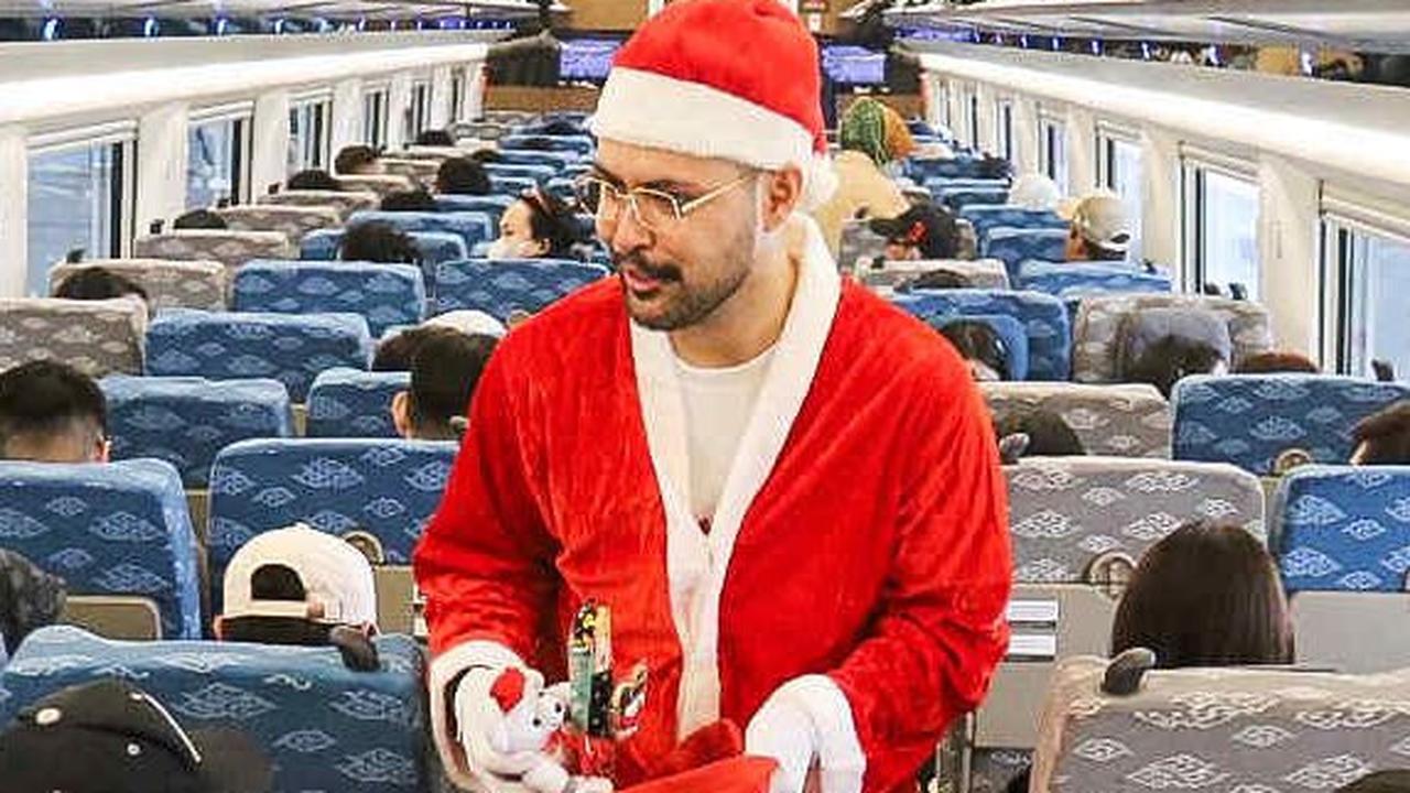 FOTO: Aksi Sinterklas Berbagi Hadiah Natal dan Tahun Baru untuk Penumpang Kereta Cepat Whoosh