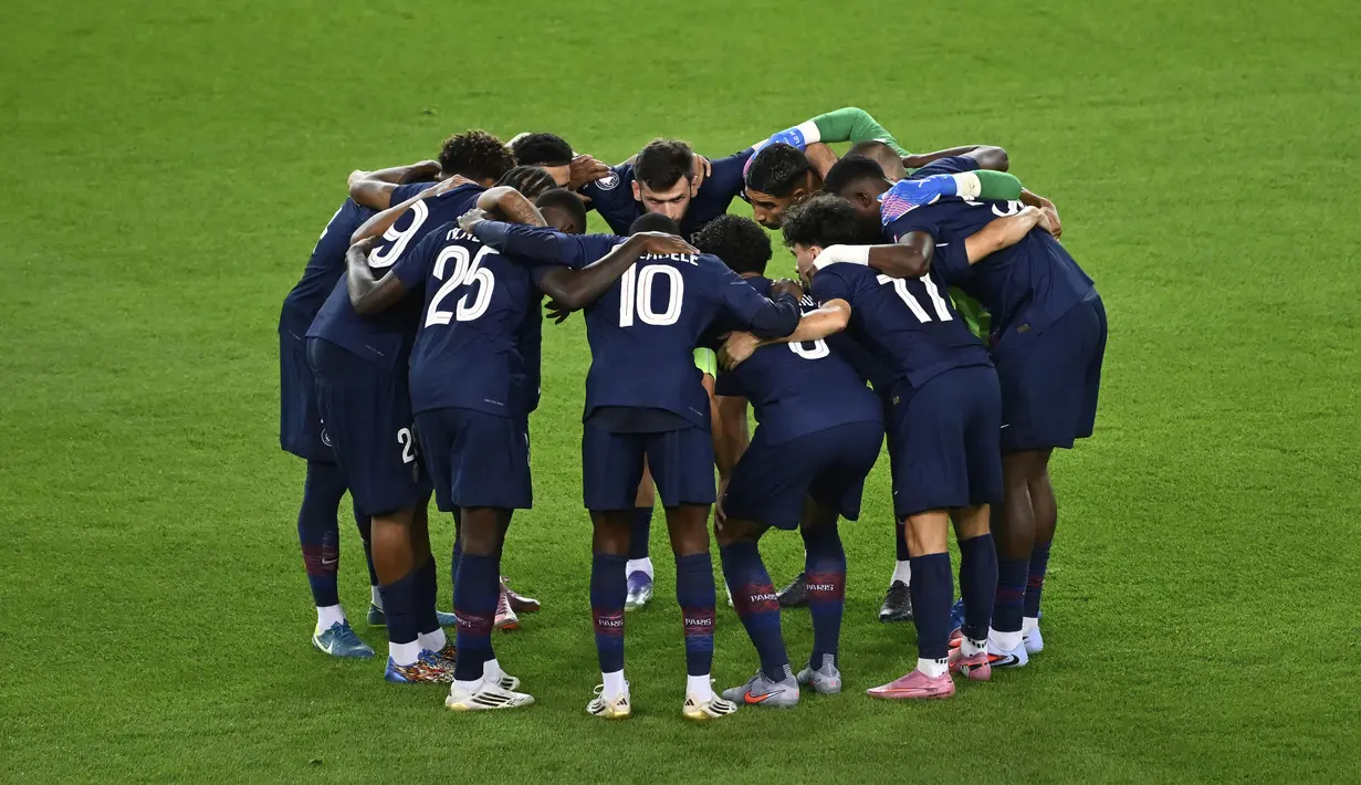 Para pemian PSG melakukan briefing dalam laga final UEFA Super Cup melawan Tottenham Hotspur yang berlangsung di Bluenergy Stadium, Udinese, Italia, Rabu (13/08/2025) waktu setempat. (AP Photo/Denes Erdos)