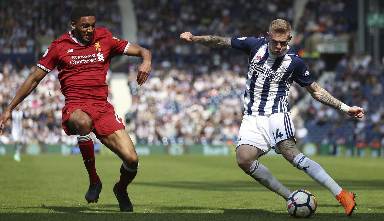 Pemain Liverpool, Joe Gomez (kiri) menutup ruang tembak pemain West Bromwich Albion, James McClean pada lanjutan Premier League di The Hawthorns, West Bromwich, (21/4/2018).  West Bromwich imbangi Liverpool 2-2. (Nigel French/PA via AP)
