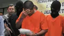 Salah satu tersangka diperlihatkan petugas saat Press Release di kantor Bareskrim Cawang, Jakarta, Selasa (7/3). Bareskrim berhasil mengungkap kasus peredaran narkotika jaringan internasional Malaysia-Indonesia. (Liputan6.com/Yoppy Renato)