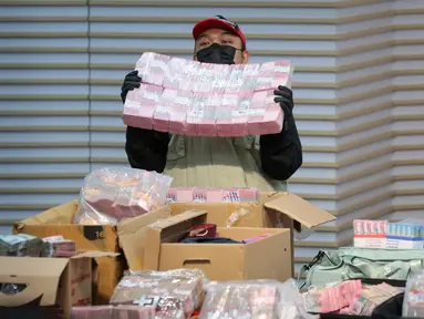 Petugas KPK menunjukkan barang bukti uang tunai hasil operasi tangkap tangan (OTT) terkait dugaan suap pengurusan Hak Guna Bangunan (HGB) di Kantor BPN Kabupaten Bogor, Jakarta, Selasa (15/9/2026). Uang sitaan tersebut bernilai sekitar Rp106 ,3 miliar. (KLY/Budy Santoso)