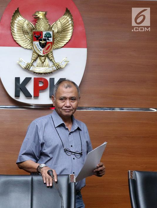 Ketua KPK Agus Rahardjo bersiap memberi keterangan terkait OTT Bupati Pakpak Bharat Sumatera Utara, Remigo Yolanda Berutu di Gedung KPK, Jakarta Minggu (18/11). KPK menetapkan tiga tersangka termasuk Bupati Pakpak Bharat. (Liputan6.com/Helmi Fithriansyah)