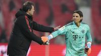 Pelatih kiper Bayern Munchen, Toni Tapalovic, memberikan arahan kepada Yann Sommer saat melawan RB Leipzig pada laga Bundesliga di Stadion Red Bull Arena, Sabtu (21/1/2023). Adalah Marcel Halstenberg yang menjadi pahlawan tuan rumah sekaligus pembobol gawang sang kiper baru. (AP Photo/Matthias Schrader)