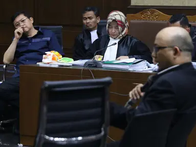 Terdakwa dugaan menghalangi proses penyidikan KPK terhadap Eddy Sindoro, Lucas (kiri) menyimak keterangan Novel Baswedan saat sidang lanjutan di Pengadilan Tipikor Jakarta, Kamis (10/1). Sidang mendengar keterangan saksi. (Liputan6.com/Helmi Fithriansyah)