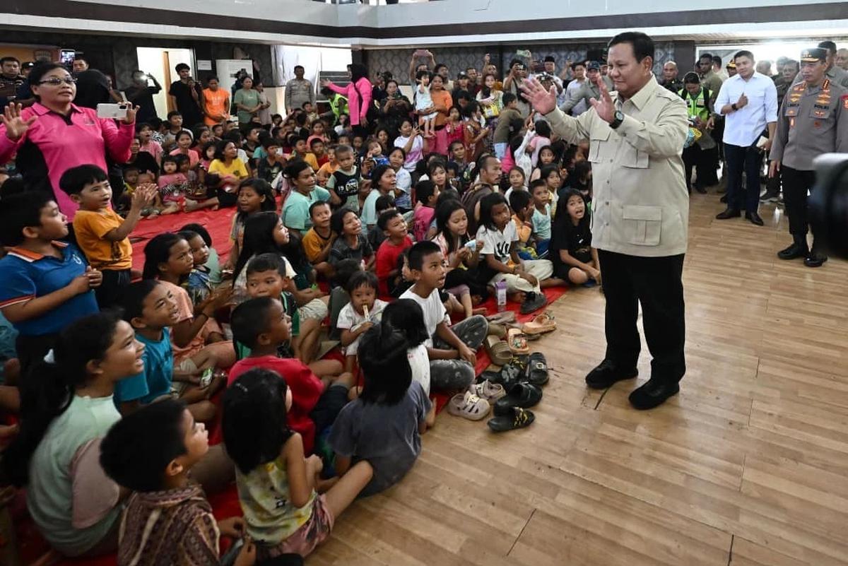 Prabowo tinjau pengungsian korban banjir sumatera