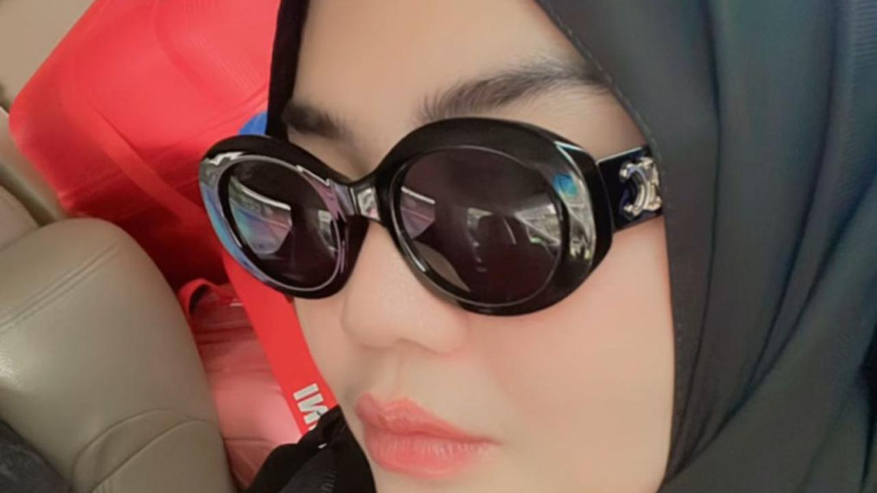 Mengawali Tahun dengan Umroh, Rosa Meldianti Keponakan Dewi Perssik Bagikan Potret Hangat Bersama Suami dan Anak