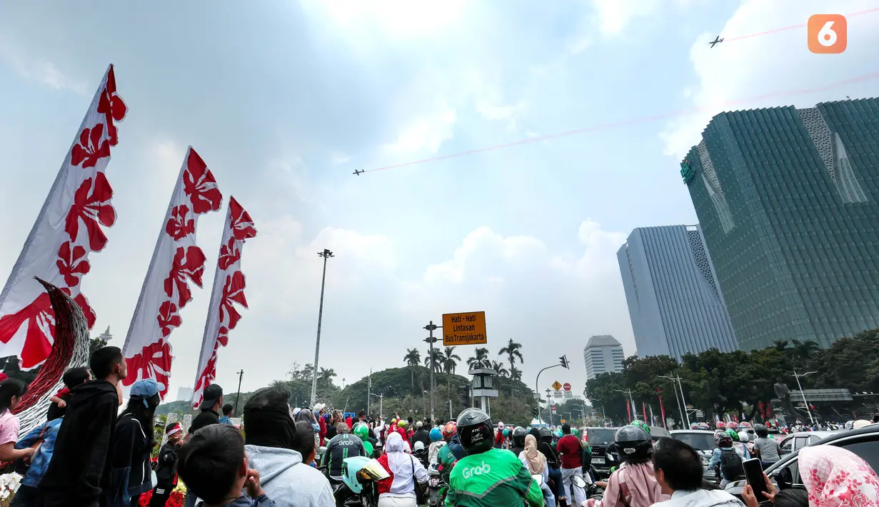 Warga menyaksikan atraksi pesawat dalam perayaan HUT ke-81 Kemerdekaan Republik Indonesia di kawasan Istana Merdeka, Jakarta, Senin (17/8/2026). Sejumlah pesawat tempur dan helikopter TNI-Polri tampil dalam rangkaian atraksi udara yang memeriahkan perayaan kemerdekaan, termasuk manuver dan formasi di langit Jakarta. (KLY/Budy Santoso)