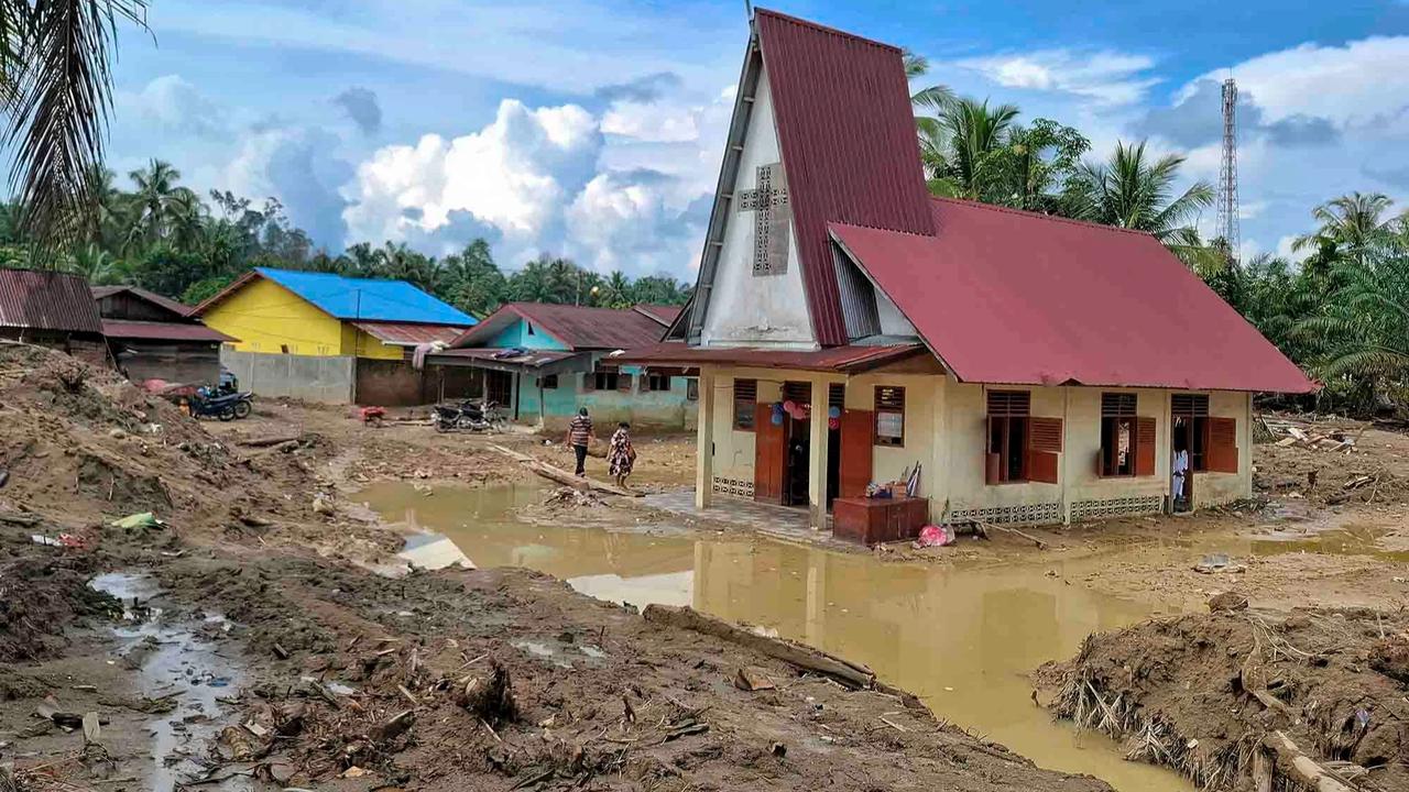 FOTO: Jemaat Tapanuli Selatan Rayakan Natal di Tengah Dampak Banjir Bandang dan Longsor