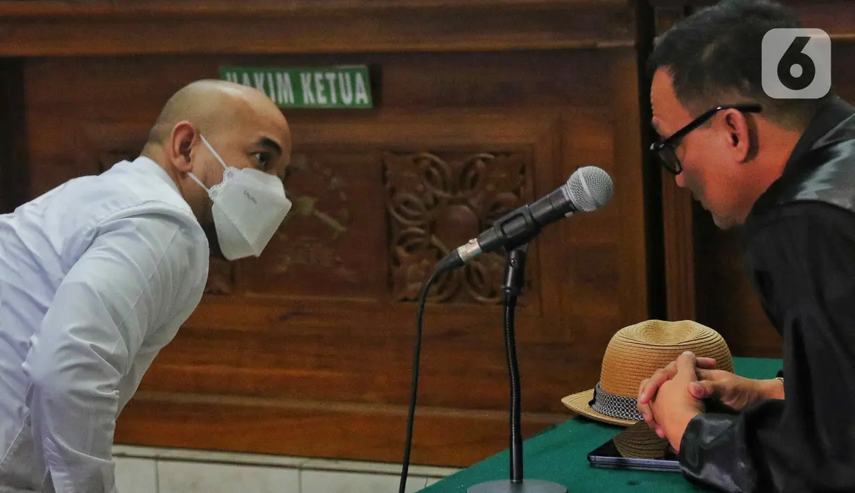 Terdakwa kasus merintangi penyidikan atau 'obstruction of justice' pembunuhan berencana terhadap Brigadir Nopriansyah Yosua Hutabarat atau Brigadir J, Baiquni Wibowo berdiskusi dengan kuasa hukumnya usai sidang putusan sela di PN Jakarta Selatan, Kamis (10/11/2022). Hakim melanjutkan persidangan dengan agenda pembuktian dari kubu JPU pada persidangan berikutnya. (Liputan6.com/Angga Yuniar)