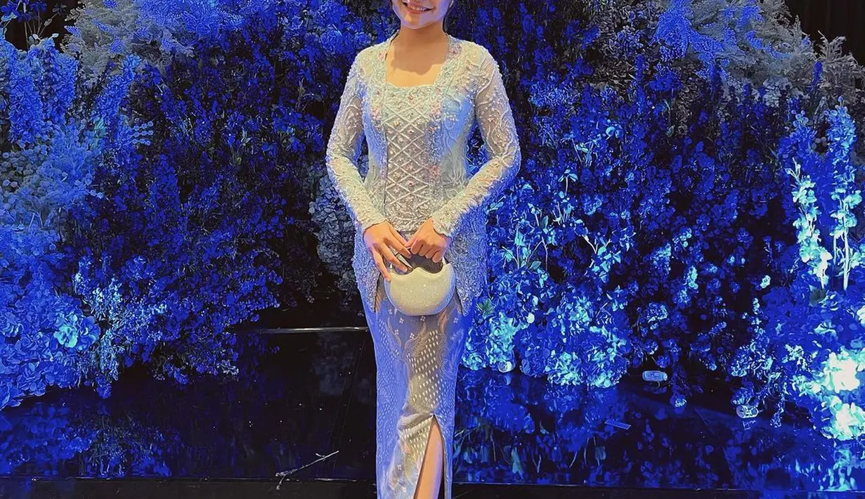 Pada potret ini, Prilly Latuconsina tampil cantik dengan kebaya. Ia mengenakan kebaya kutubatu berwarna biru pastel yang dipadukan dengan rok kain berpotongan medium di bagian kaki.(instagram/prillylatuconsina96)