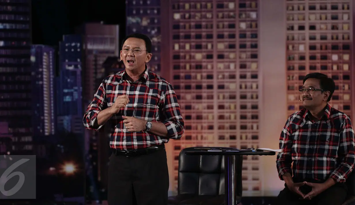 Gaya Basuki T Purnama (Ahok) saat memaparkan visi misi pada debat perdana Cagub DKI Jakarta di Bidakara, Jakarta, Jumat (13/1). Ahok akan atasi kemiskinan tanpa bantuan tunai. (Liputan6.com/Faizal Fanani)