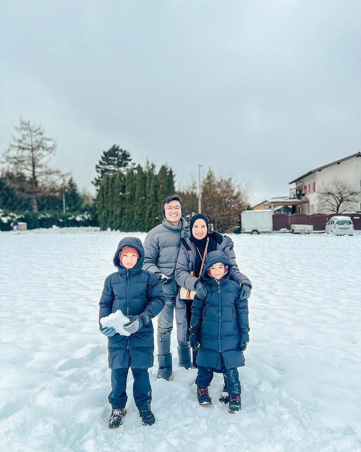 9 Potret Tya Ariestya Liburan ke Swiss, Happy Main Salju, Ski, Paragliding, & Snow Sledding Sekeluarga