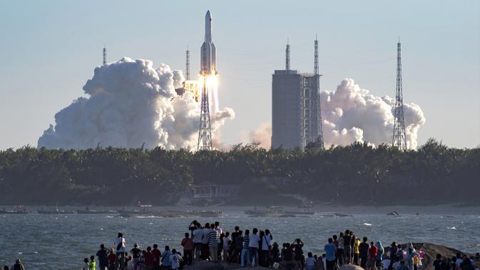 Roket Long March 5B lepas landas dari Pusat Peluncuran Ruang Angkasa Wenchang di Provinsi Hainan, China, Selasa (5/5/2020). Roket dengan panjang 53,7 meter dan bobot tinggal landas sekitar 849 ton itu membawa pesawat luar angkasa nirawak. (Guo Cheng/Xinhua via AP)