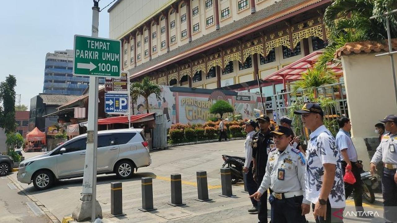 Dishub DKI Pasang Plang Arahkan ke Parkiran Resmi Glodok, Atasi Parkir Liar
