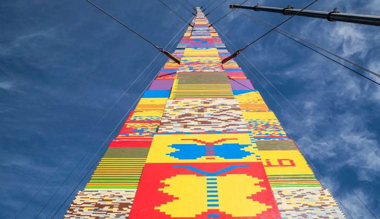 Sebuah menara LEGO sedang dibangun untuk mencoba memecahkan rekor dunia di Lapangan Rabin, Tel Aviv, Israel, Rabu (27/12). Menara setinggi 36 meter tersebut dibuat menggunakan setengah juta batu bata berwarna-warni. (AFP PHOTO / JACK GUEZ)