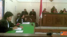 Citizen6, Bali: Jaksa Penuntut Umum (JPU) mengajukan tuntutan enam tahun penjara bagi terdakwa Prof I Gede Winasa, mantan Bupati Jembrana, atas keterlibatannya dalam kasus korupsi Pabrik Kompos.(Pengirim: Dewa Putu Darmada)