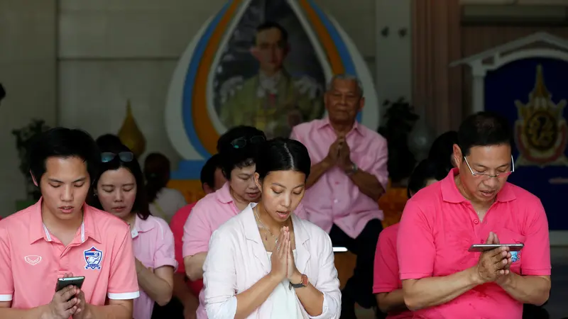 Warga Thailand memakai baju pink agar sang raja sembuh. (Reuters)