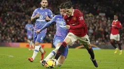 Gelandang Manchester United, Alejandro Garnacho membawa bola dari kawalan pemain Bournemouth, Chris Mepham pada pertandingan lanjutan Liga Inggris di Old Trafford di Manchester, Inggris, Rabu (4/1/2023). Bournemouth tertahan di posisi ke-15 dengan 16 poin. (AP Photo/Dave Thompson)
