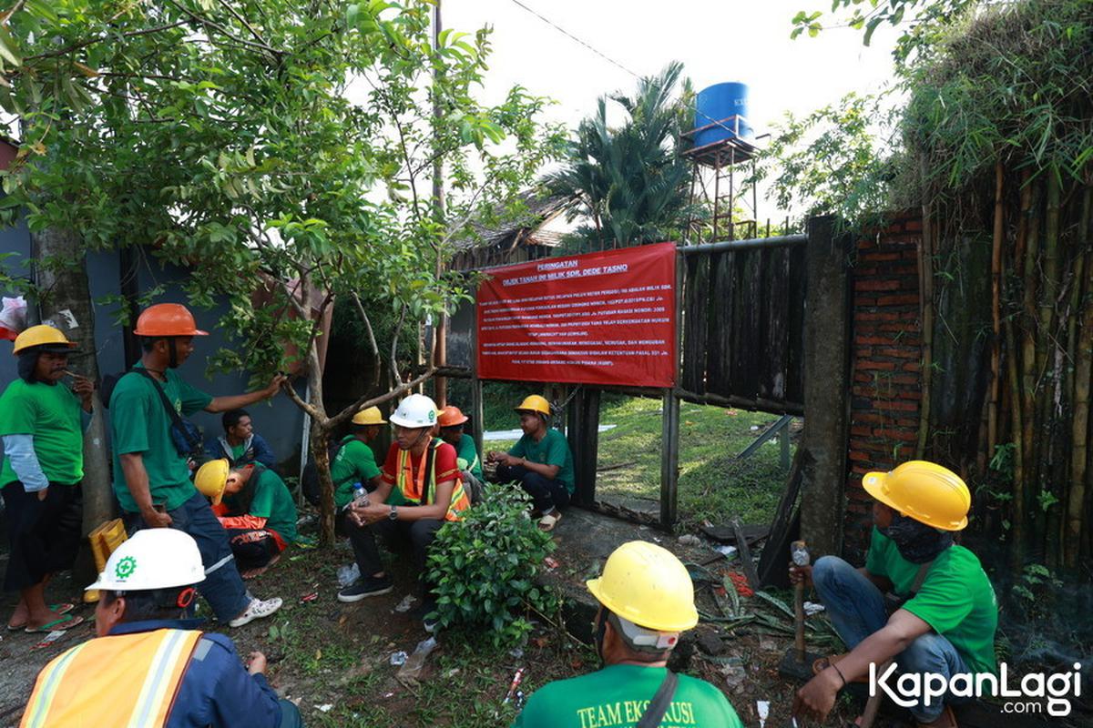 9 Potret Rumah Atalarik Syach yang Dieksekusi Aparat, Dinding Rumah Jebol dan Genteng Hancur