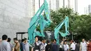 Pengunjung mengamati aneka alat berat yang dipajang dari produk Kobelco di Jakarta, Jumat (15/2). Pameran ini bertujuan untuk memenuhi kebutuhan sektor kehutanan, pertanian, pertambangan dan konstruksi di Indonesia. (Liputan6.com/Faizal Fanani)