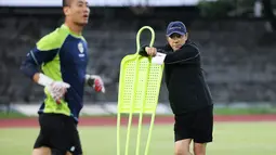 Pelatih Timnas Indonesia, Shin Tae-yong (kanan) memimpin latihan resmi jelang laga terakhir Grup B Piala AFF 2024 melawan Filipina di Stadion Sriwedari, Solo, Jawa Tengah, Jumat (20/12/2024). (Bola.com/Abdul Aziz)