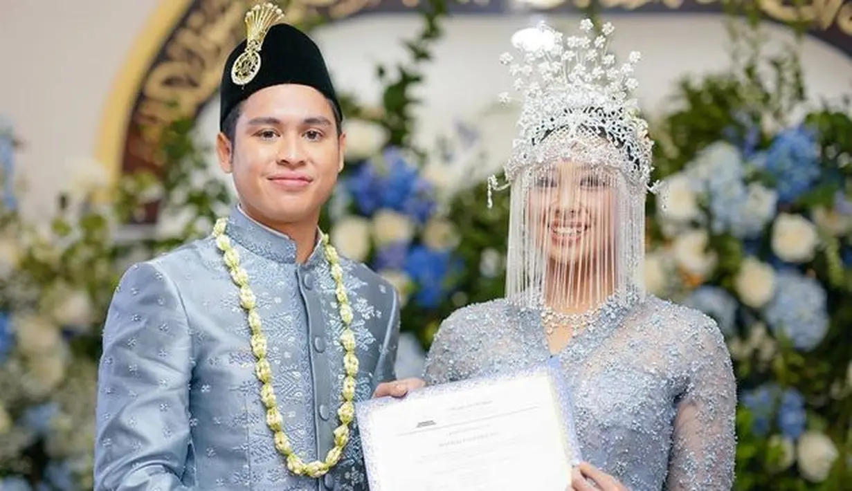 Melalui akun instagramnya, Sandiaga Uno mengungkapkan rasa campur aduk saat menikahkan putri pertamanya. “Sebagai seorang ayah, bisa mengantarkan putrinya ke jenjang pernikahan menjadi momen yang sangat luar biasa. Perasaan haru sekaligus gembira bercampur aduk,” kata Sandiaga Uno. [Instagram/sandiuno]