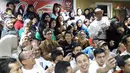 Sekitar 200-an WNI berbondong-bondong datang ke Kantor KBRI Manama, Rabu (30/3/2016) malam waktu setempat, untuk bertemu dan memberikan suntikan semangat kepada pebalap F1 Manor Racing tersebut. (Bola.com/(Istimewa/Andri Hartanto)