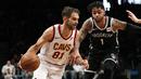Pebasket Brooklyn Nets, D'Angelo Russell, berebut bola dengan pebasket Cleveland Cavaliers, Jose Calderon, pada laga NBA di Barclay Arena, Senin (26/3/2018). Cleveland Cavaliers menang 121-114 atas Brooklyn Nets. (AP/Kathy Willens)