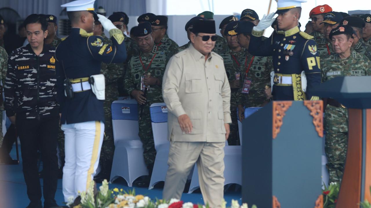 FOTO: Di Atas Kapal Perang, Presiden Prabowo Beri Penghargaan Tertinggi kepada Prajurit TNI