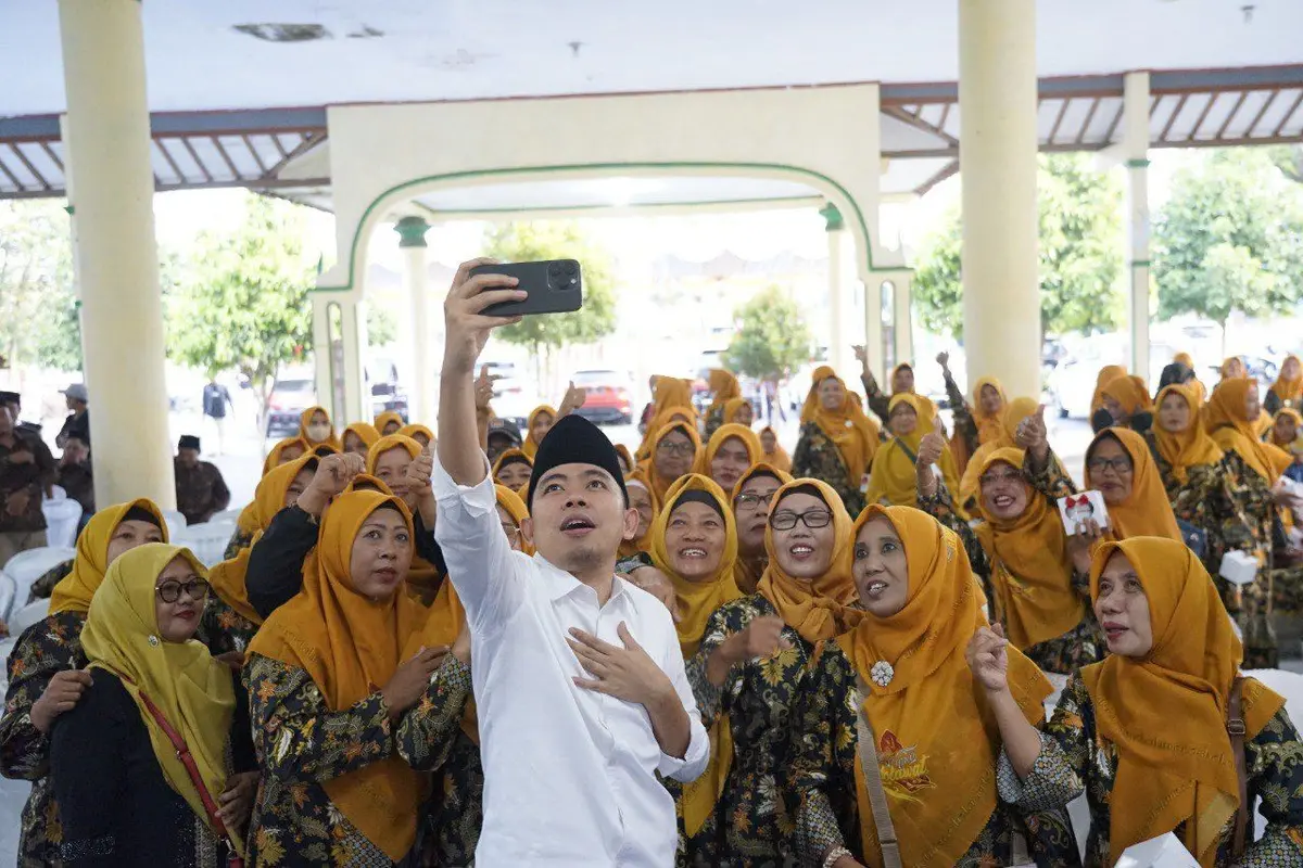 Ketua Fraksi Partai Gerindra DPRD Jatim, Gus Muhammad Fawait digandrungi emak-emak Jember. (Istimewa).