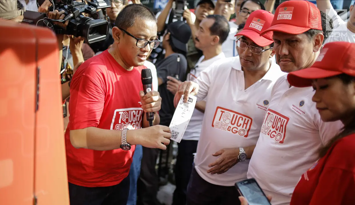 Menteri Perhubungan Budi Karya Sumadi, Menpan-RB Asman Abnur meninjau booth Sistem Penerbitan Izin Online dan Multimoda (Spionam), E-Ticketing, dan E-Tilang di Jakarta, Minggu (4/3). (Liputan6.com/Faizal Fanani)
