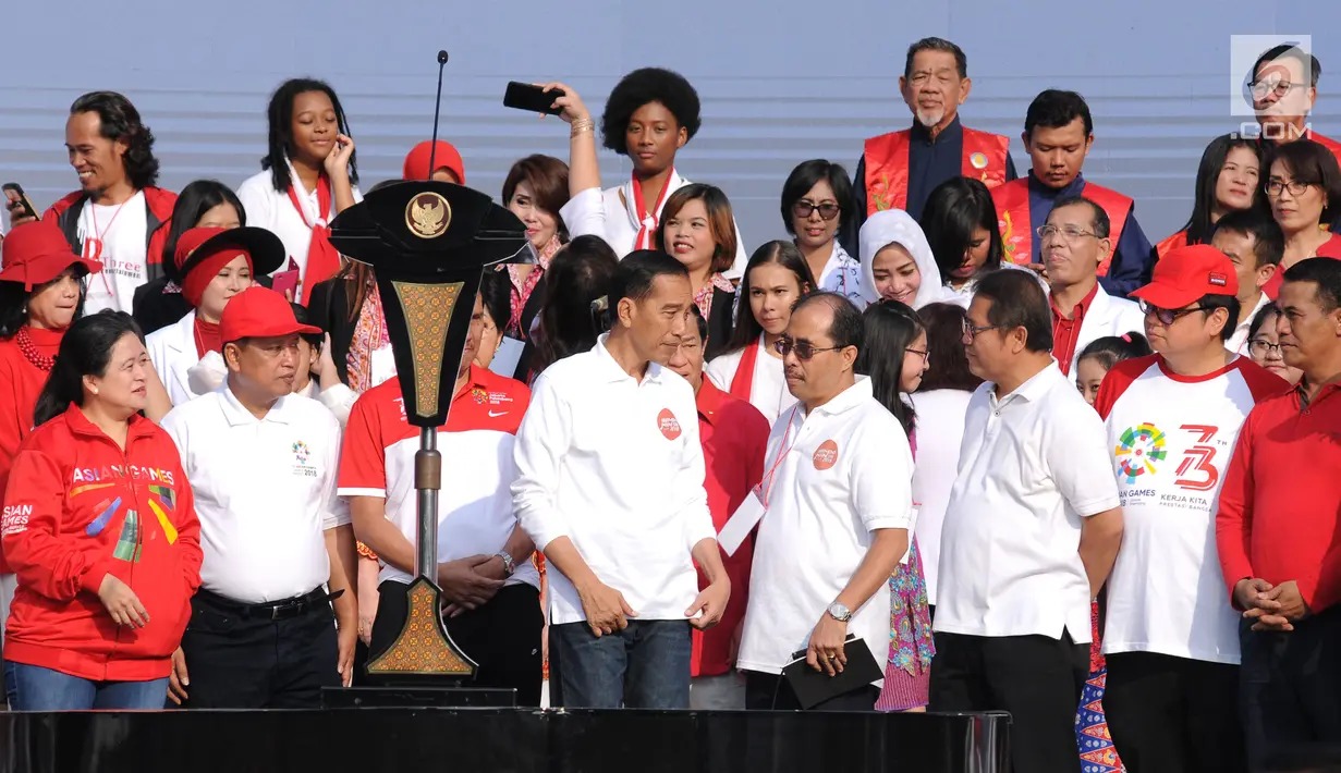 Presiden RI, Joko Widodo (tengah) bersama sejumlah menteri hadir pada gelaran Harmoni Indonesia 2018 di Kompleks Gelora Bung Karno, Jakarta, Minggu (5/8). Harmoni Indonesia adalah bernyanyi bersama secara serentak. (Liputan6.com/Helmi Fithriansyah)