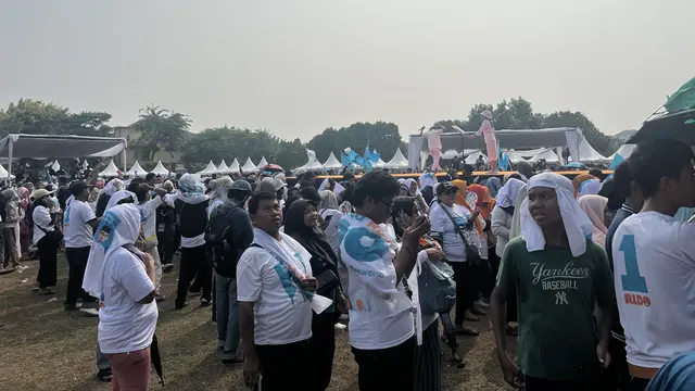 Kampanye Akbar, Pendukung Ridwan Kamil-Suswono Bawa Spanduk ‘Gibranku’