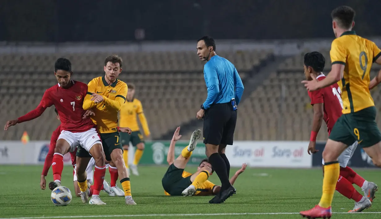 Timnas Indonesia U-23 berusaha segera mencetak gol balasan pada awal babak pertama dengan tampil menekan. Skuat Garuda memainkan permainan yang rapi saat akan membangun serangan, tapi masih sering salah umpan. (Dok. PSSI)