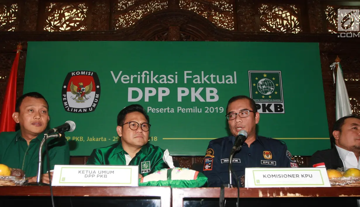 Komisioner KPU Hasyim Asy'ari (dua kanan) saat melakukan verifikasi faktual PKB di Jakarta, Senin (29/1/2018). Menurut Hasyim, PKB telah memenuhi tiga poin verifikasi tingkat kepengurusan pusat. (Liputan6.com/Angga Yuniar)