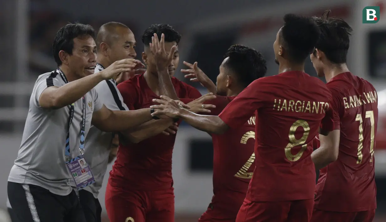 Pelatih Timnas Indonesia, Bima Sakti, merayakan gol yang dicetak Alfath Faathier ke gawang Timor Leste pada laga Piala AFF 2018 di SUGBK, Jakarta, Selasa (13/11). (Bola.com/M. Iqbal Ichsan)
