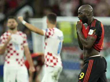 Reaksi kecewa pemain Belgia,&nbsp;Romelu Lukaku setelah gagal mengantarkan timnya melaju ke babak 16 besar saat matchday ketiga Grup F Piala Dunia 2022 melawan Kroasia di Ahmad Bin Ali Stadium, Kamis (01/12/2022). (AP/Francisco Seco)