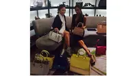 Sosialita ini memborong delapan buah tas rancangan Victoria Beckham di butik On Pedder Jakarta.