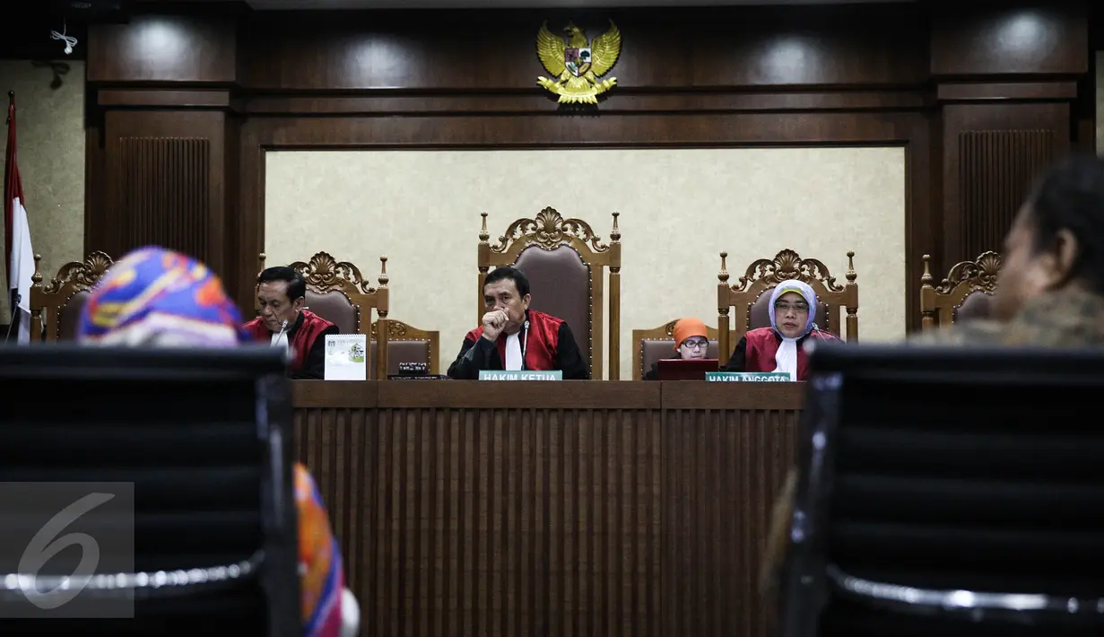 Mantan anggota DPR dari Fraksi Hanura Dewie Yasin Limpo (kedua kanan) bersama Staf Ahli Dewie Yasin Limpo, Bambang Wahyuadi (kanan) memberikan kesaksian hasil pertemuan dengan Menteri ESDM Sudirman Said, Jakarta, Senin (28/3). (Liputan6.com/Faizal Fanani)