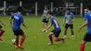 Pelatih timnas Korea Selatan U-23, Shin Tae-yong mengawasi langsung latihan perdana skuad Taeguk Warriors di Lapangan C Senayan, Jakarta, (21/3/2015). Tampak, pemain timnas Korsel U-23 saat melakukan sesi latihan. (Liputan6.com/Helmi Fithriansyah)