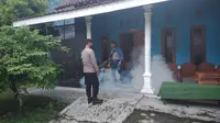 Pengasapan atau foging untuk memberantas nyamuk Aedes Aegypti penular DBD. (Foto: Liputan6.com/Polres Pemalang)