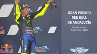 Pembalap Yamaha, Valentino Rossi merayakan sukses finis ketiga MotoGP Andalusia, 26 Juli 2020. (AP Photo/David Clares)