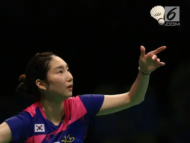 Tunggal Putri Korea Selatan, Sung Ji Hyun melakukan pukulan pertama saat melawan Beiwen Zhang (Amerika Serikat) di Semifinal Indonesia Open 2017 di Jakarta, Sabtu (17/6). Sung Ji Hyun menang 21-10. 8-21, 21-10. (Liputan6.com/Helmi Fithriansyah)