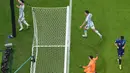 Penyerang Argentina, Julian Alvarez (kanan) merayakan gol ketiga timnya ke gawang Kroasia setelah mendapat assist dari Lionel Messi pada pertandingan semifinal Piala Dunia 2022 di Stadion Lusail di Lusail, Qatar, Rabu (14/12/2022). Argentina berhasil lolos ke final setelah menang telak atas Kroasia dengan skor 3-0.  (AP Photo/Hassan Ammar)