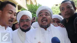 Ketua FPI Habib Rizieq memberi keterangan saat tiba menghadiri gelar perkara terbuka terbatas kasus dugaan penistaan agama oleh Basuki T Purnama di Gedung Rupatama, Mabes Polri, Jakarta, Selasa (15/11). (Liputan6.com/Helmi Afandi)